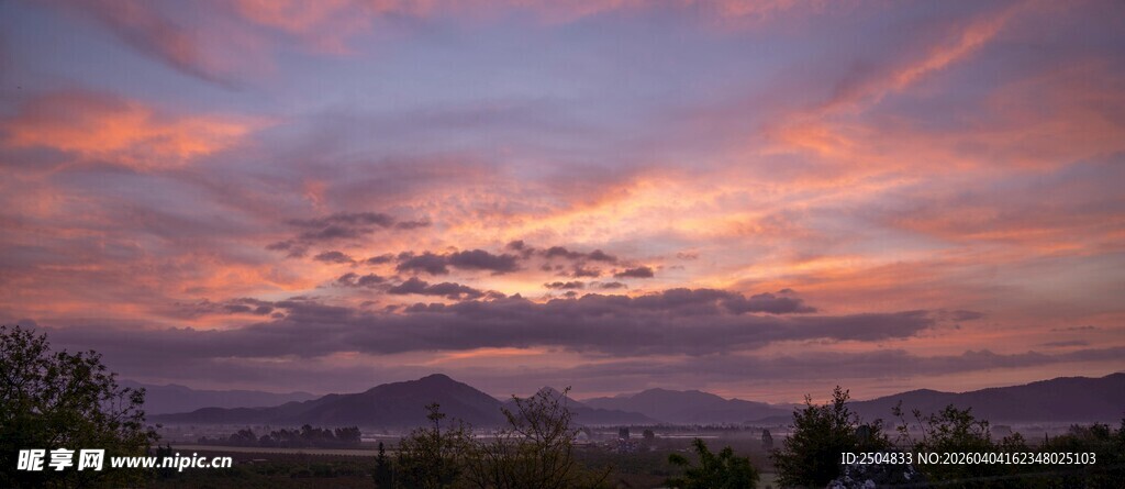 绚丽晚霞下的壮美天际线