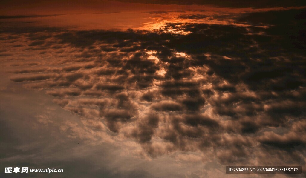 夕阳下云海壮丽美景