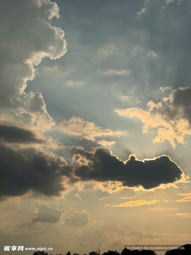 黄昏天空中的壮丽云朵