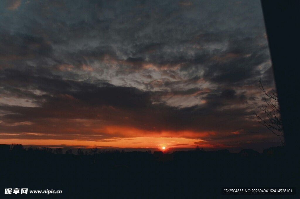 日落时分的绚烂天空