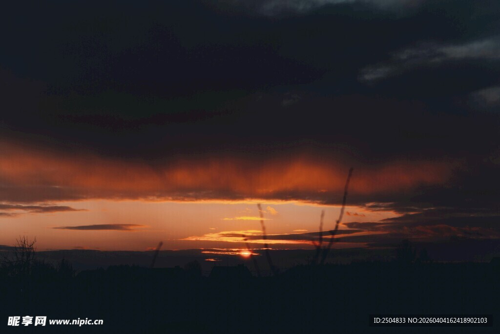 日落时分的壮丽天空景观