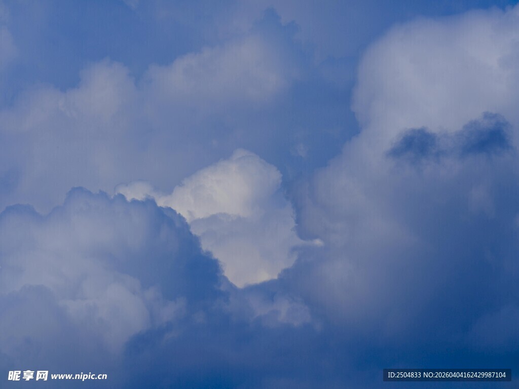 蓝天中的蓬松云朵