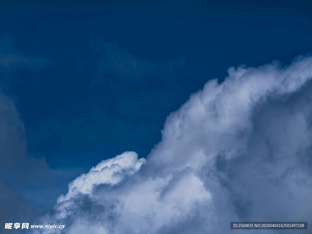 蓝天中的蓬松云朵