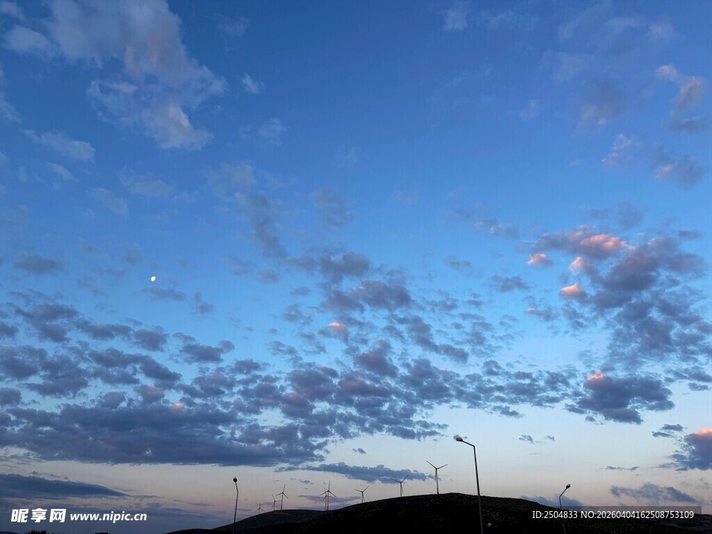 黄昏时分的天空与路灯