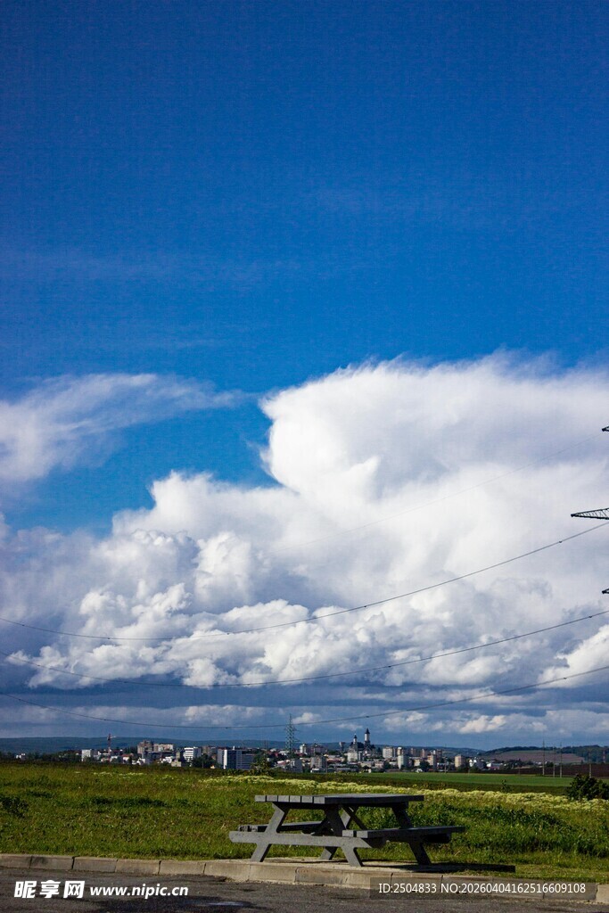 蓝天白云下的开阔风景