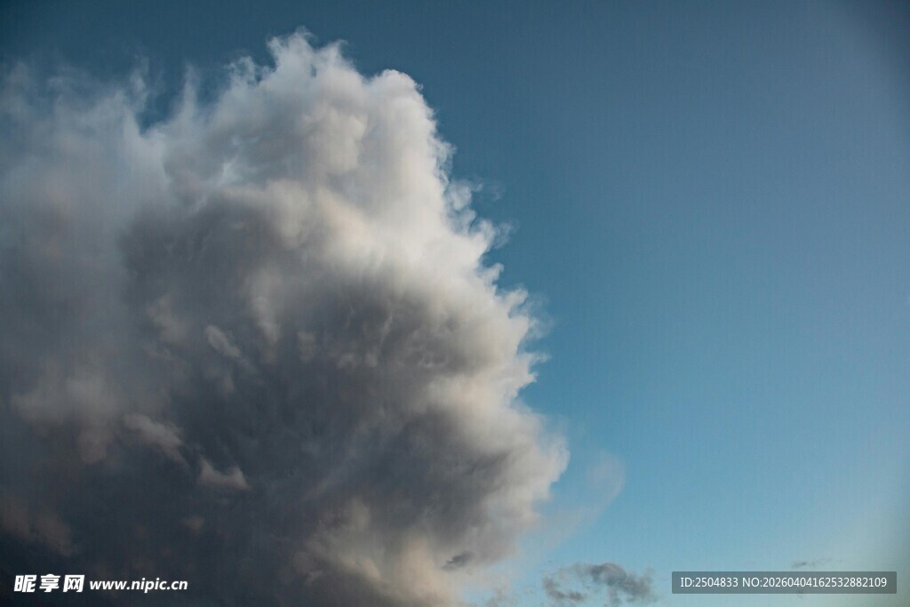 蓝天中壮观的积雨云
