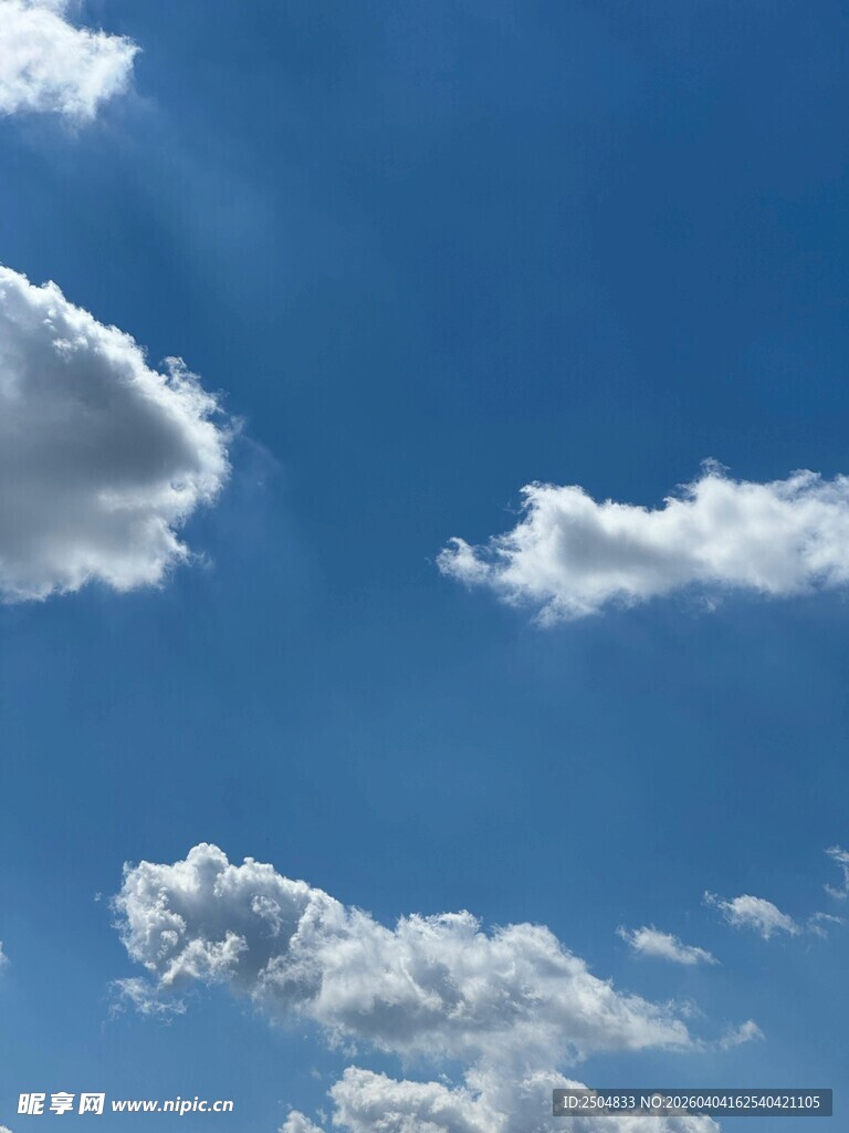 蓝天飘白云