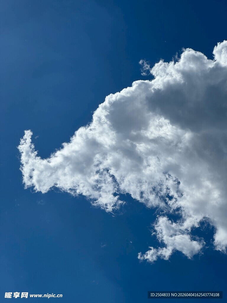 蓝天下的蓬松云朵