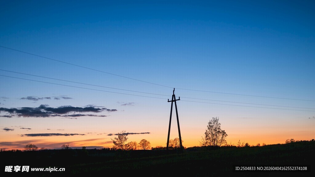 黄昏下的电塔与孤树