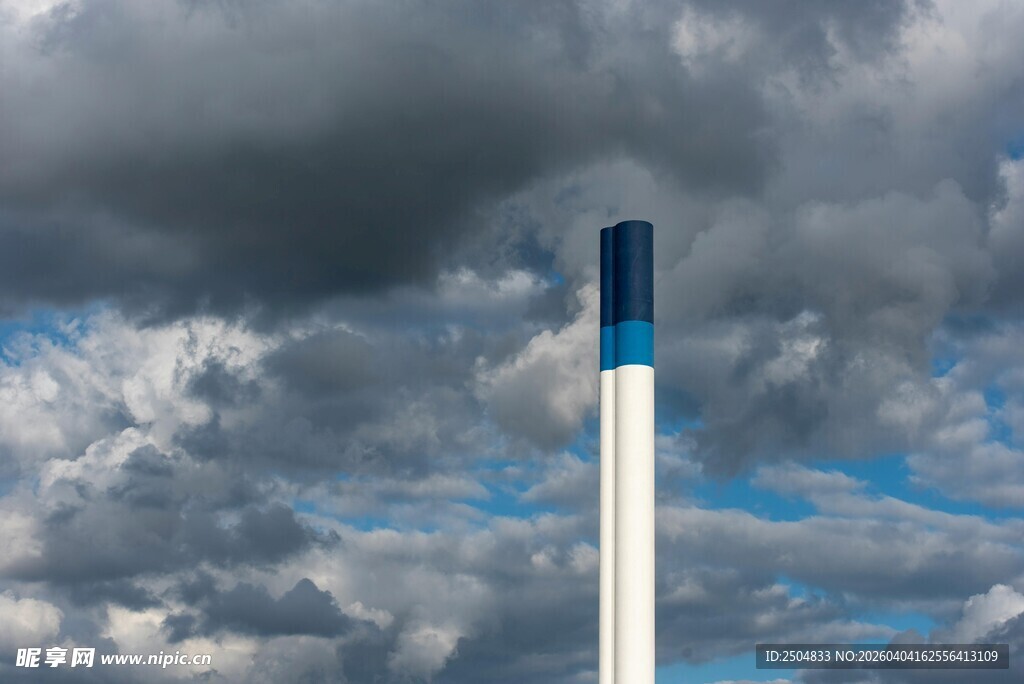 高耸烟囱与 沉天空