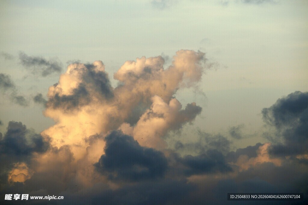 壮丽天空中的绚烂云彩