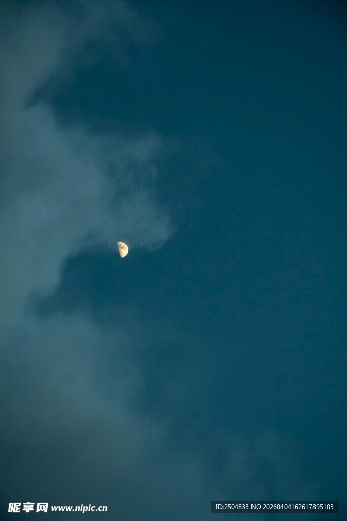 夜空中的月亮与云朵