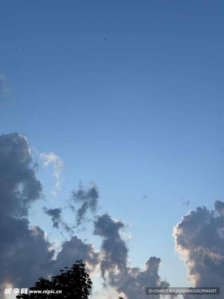 蓝天之下的蓬松云朵