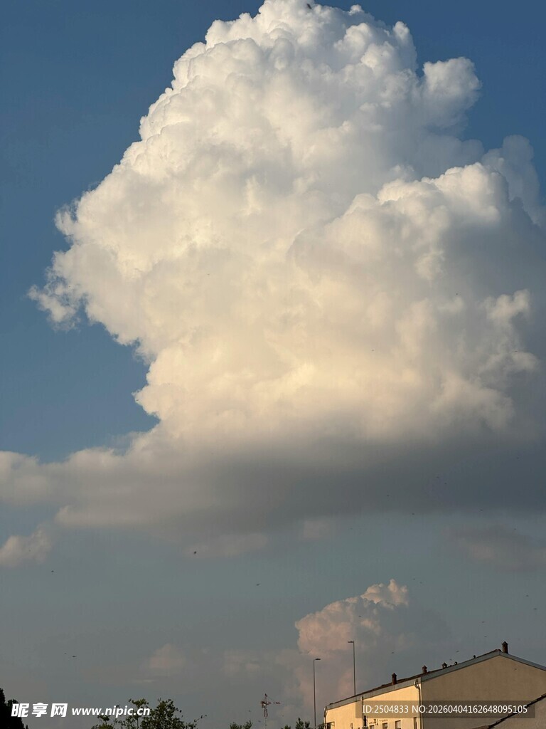 蓝天中蓬松的大朵白云