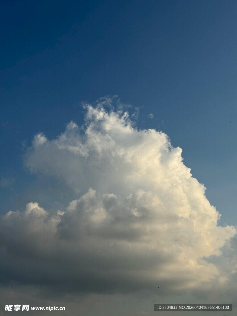 蓝天下的蓬松云朵
