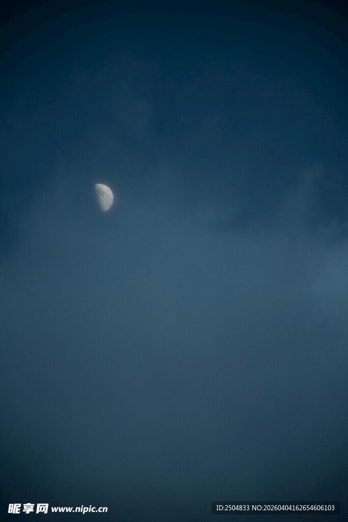夜空中的弯弯月牙