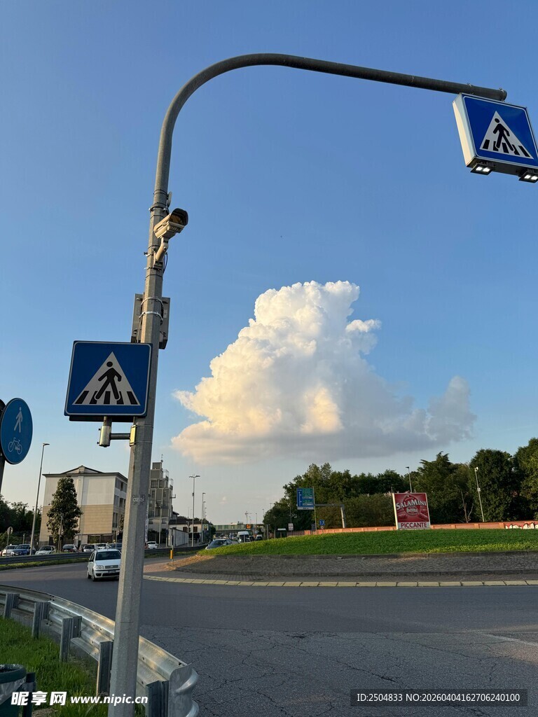 道路旁的交通指示牌