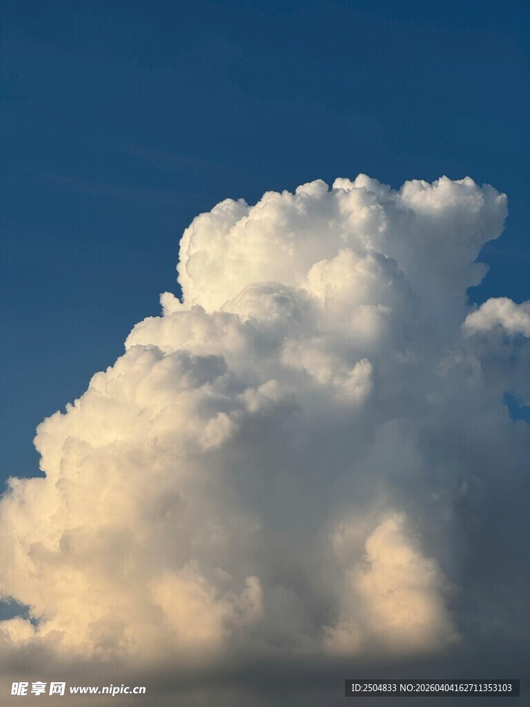 蓝天中的蓬松大云朵