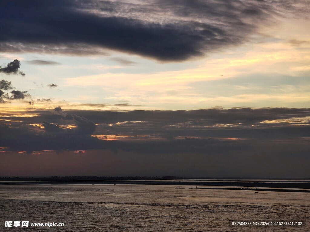 黄昏时分的海面与天空