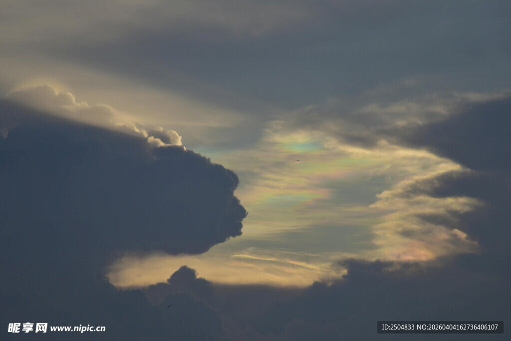 天空中奇幻的云朵造型