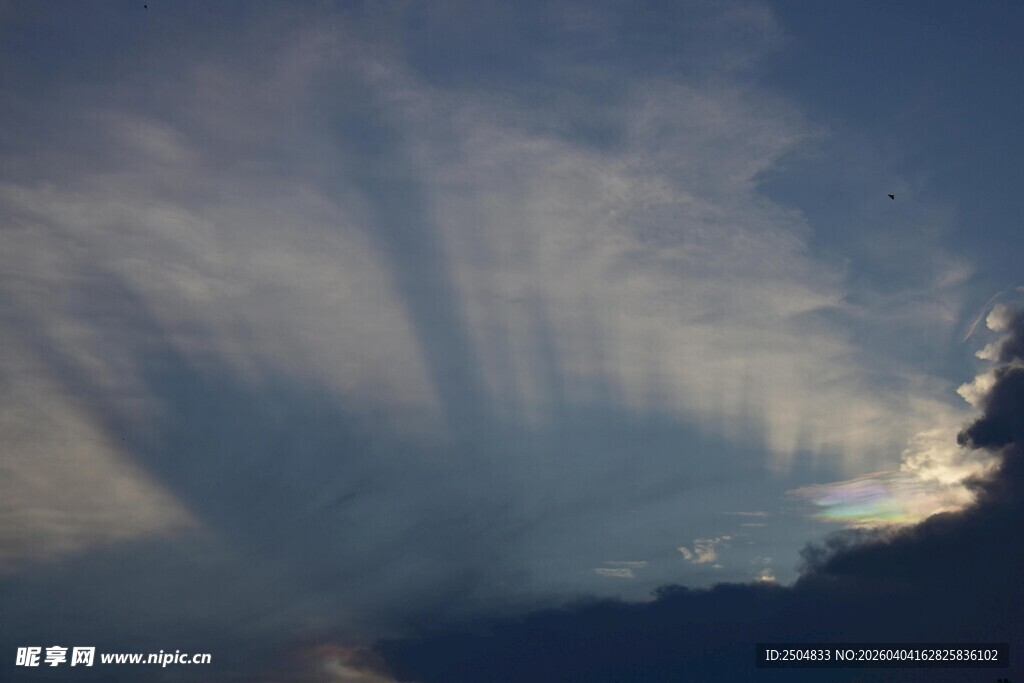 天空中绚丽的放射状云彩