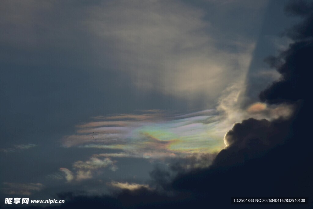 天空中绚丽的彩云奇观