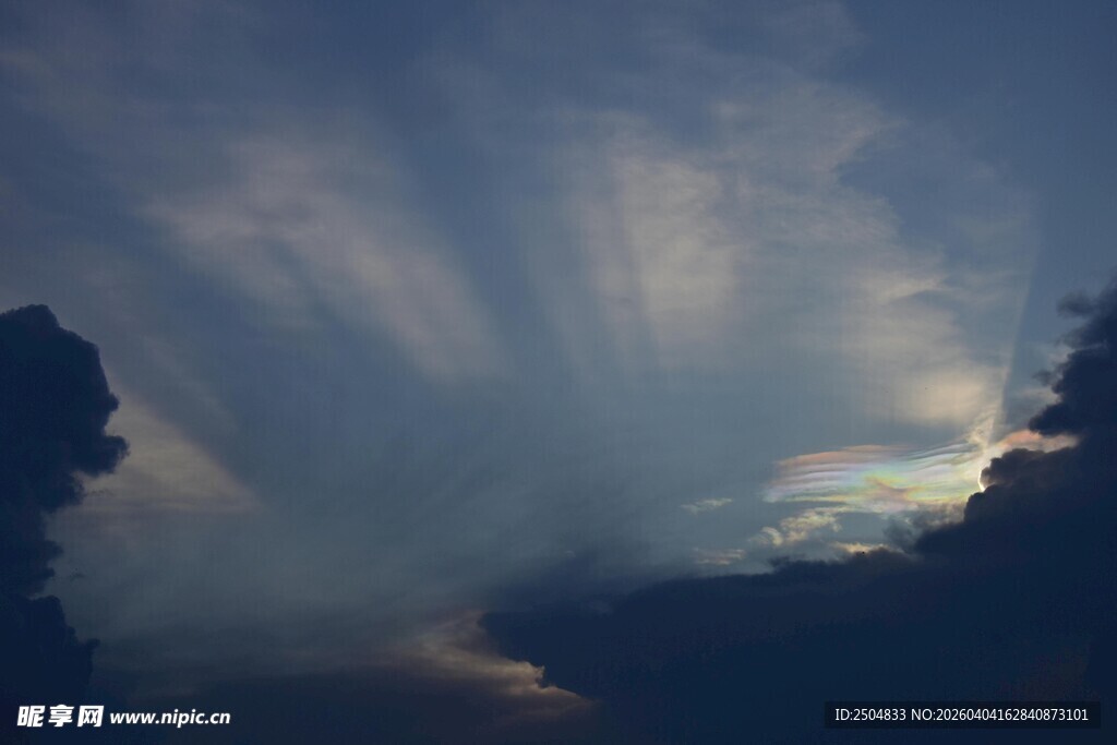 天空中放射状的美丽云彩