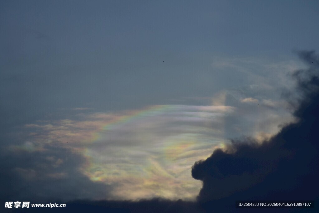 天空中的绚丽彩云