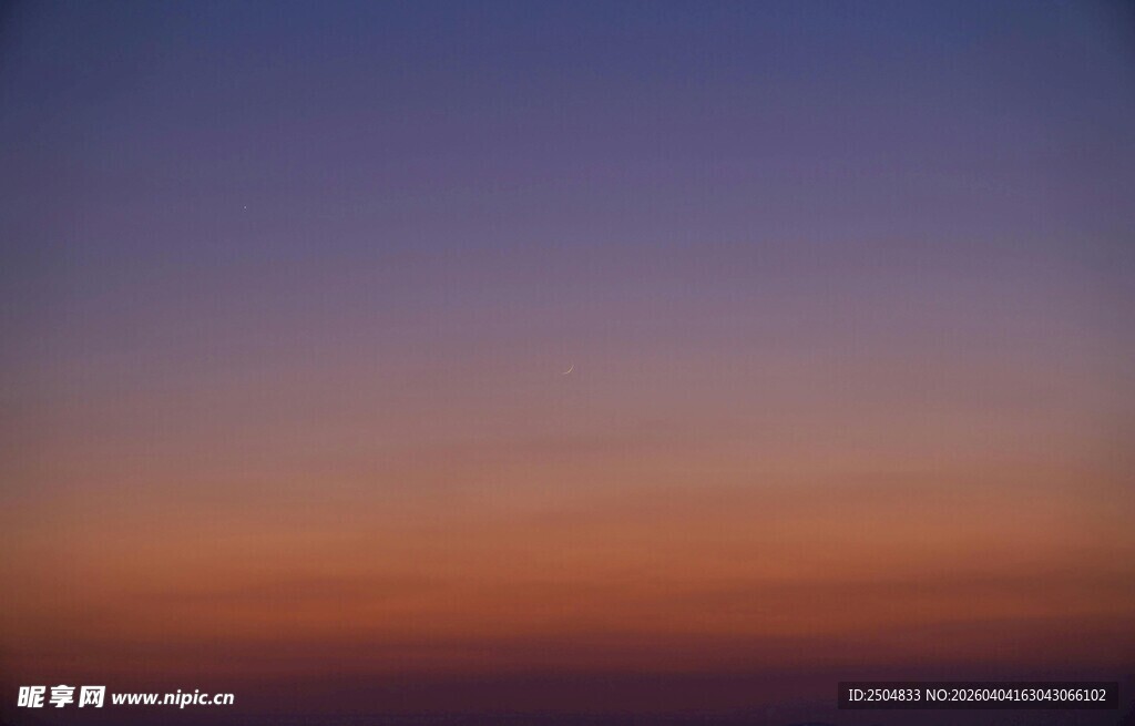 黄昏时分的绚丽天空