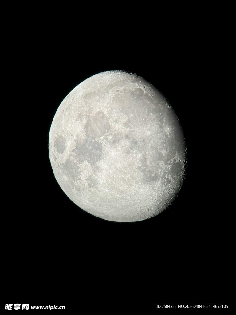 夜空中的皎洁明月