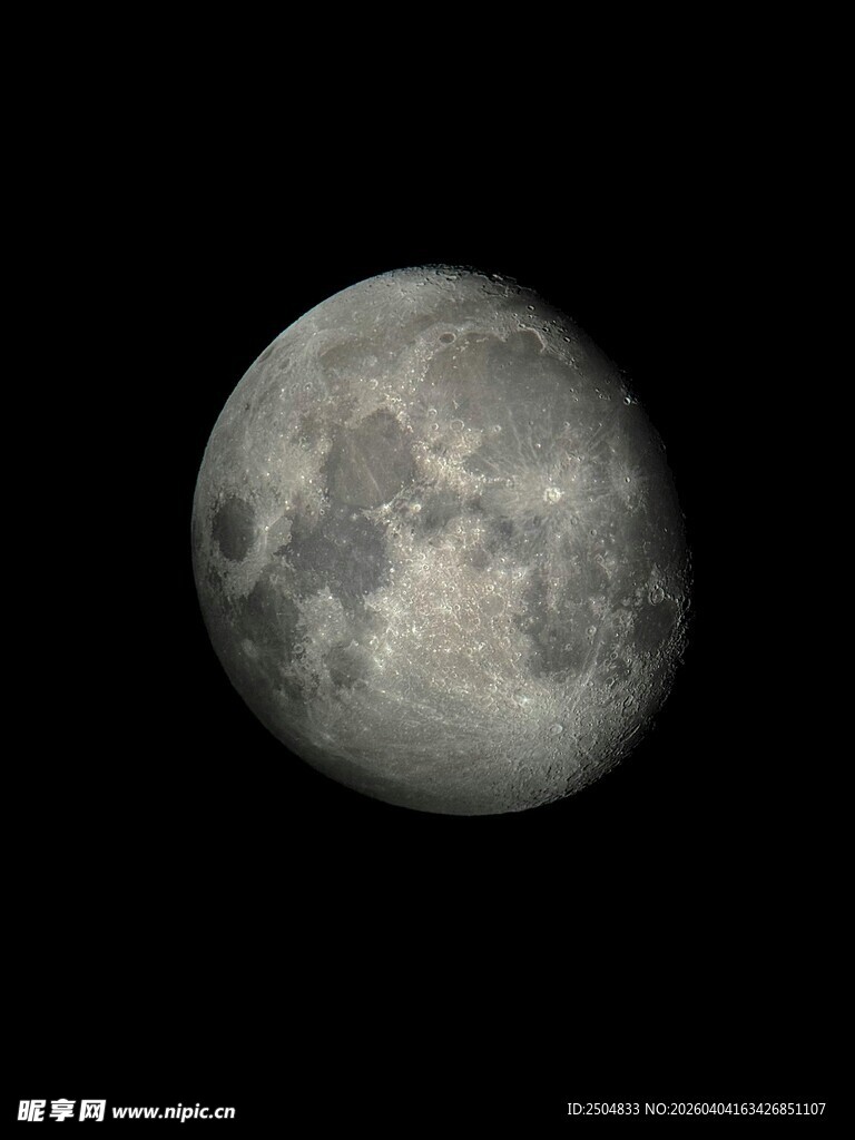 夜空中的明亮满月