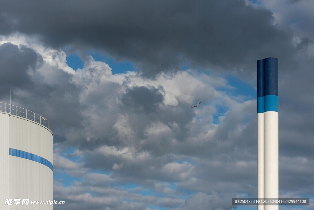 工业设施与多云天空景观