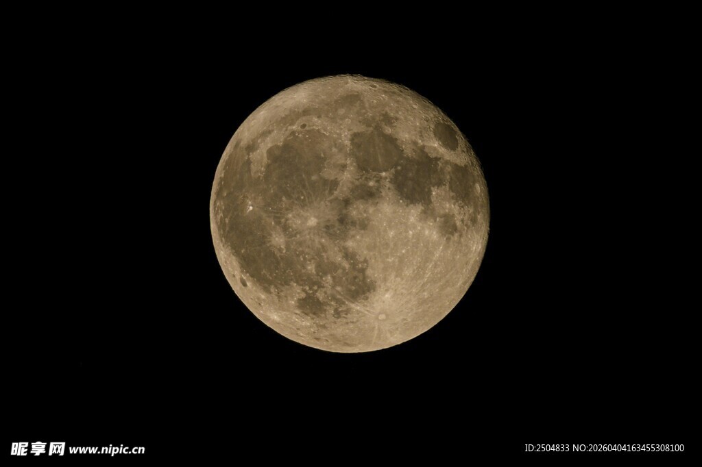 夜空中的满月