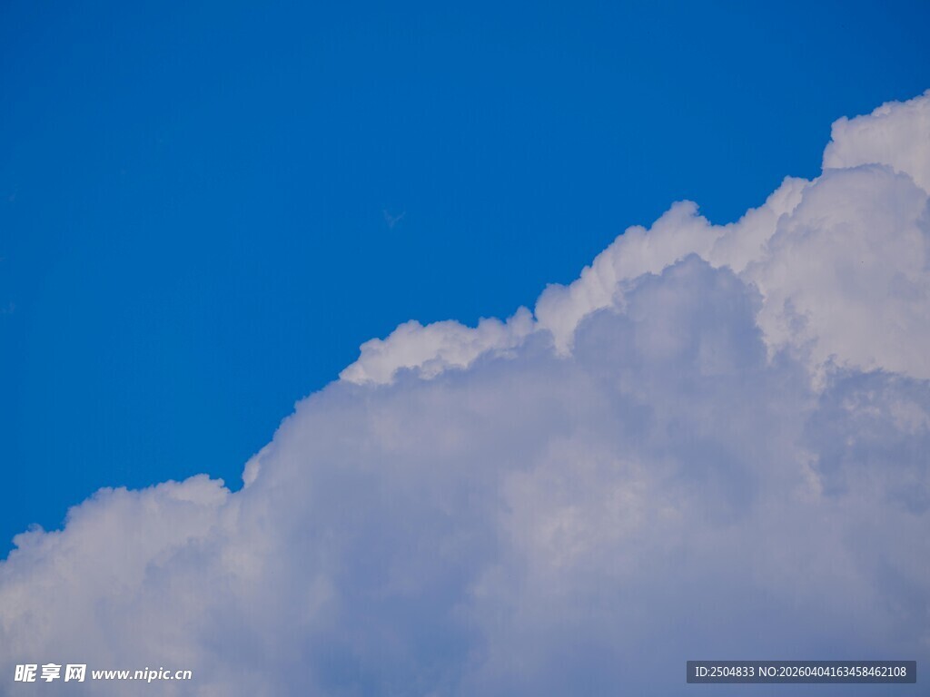 蓝天中的蓬松云朵