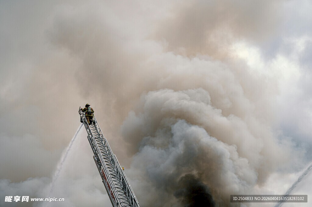 消防员登高扑救浓烟火灾