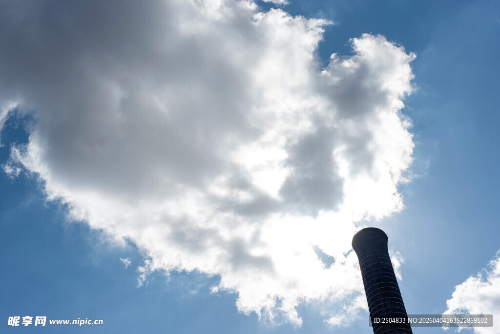 蓝天烟囱与白云