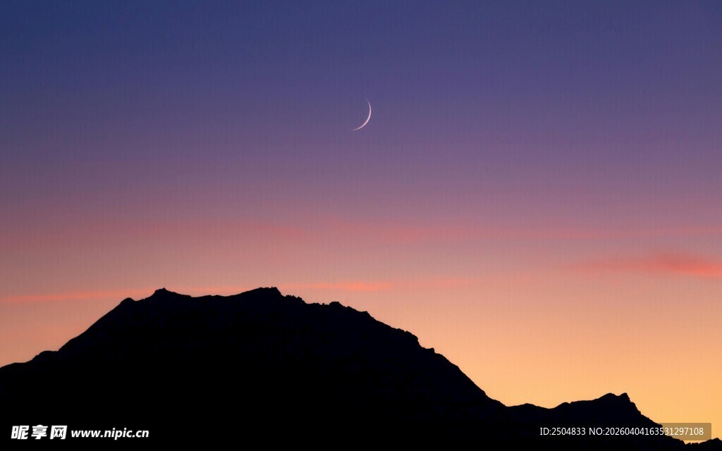 黄昏山峦上的弯月美景