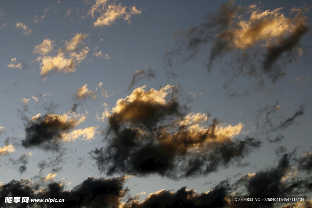 夕阳下的绚烂云层