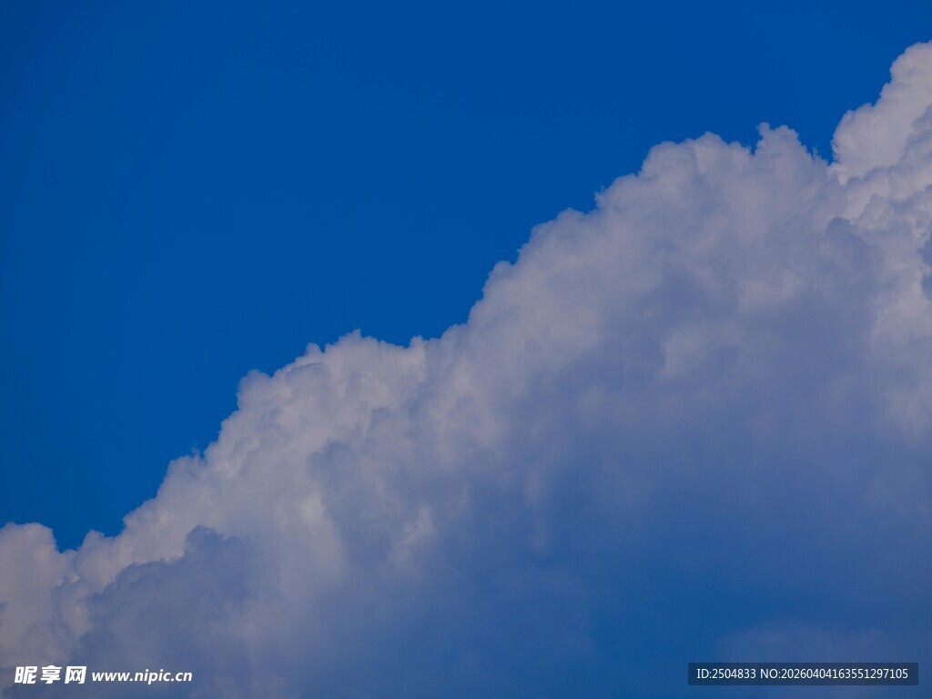 蓝天中的蓬松云朵