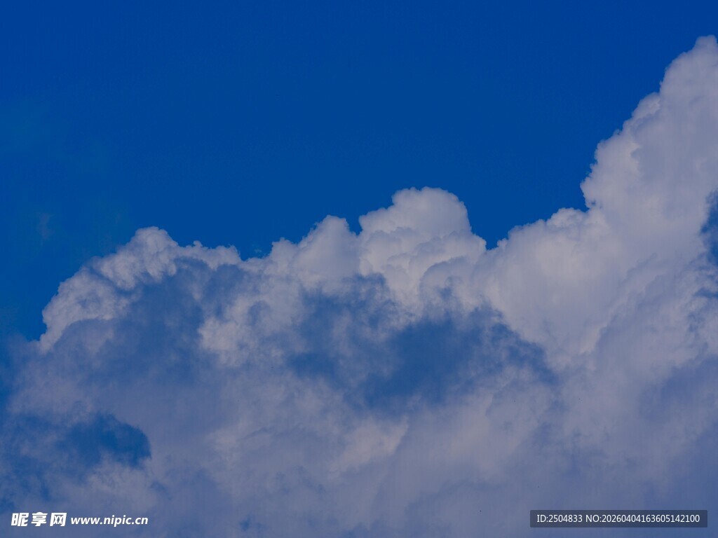 蓝天中的蓬松白云