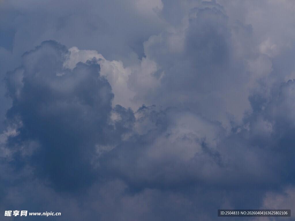  沉天空中的厚重云层