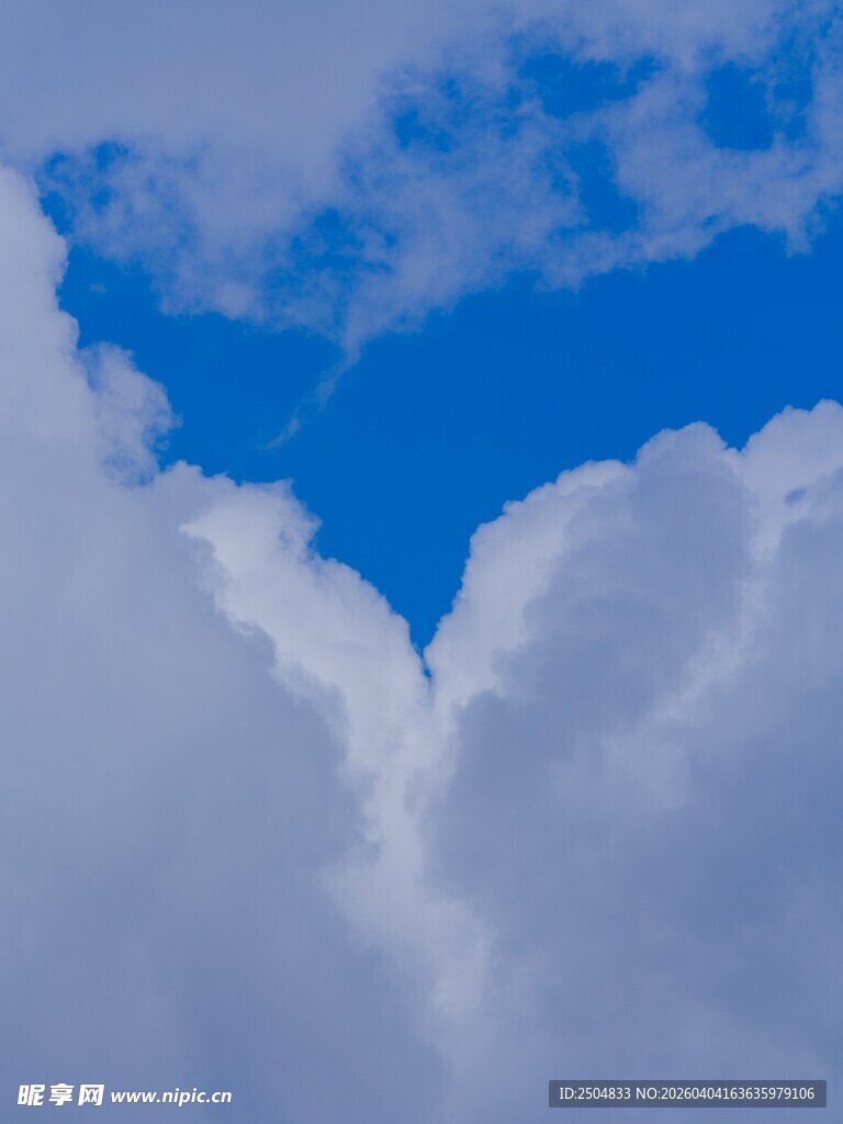 天空中的心形云朵奇观