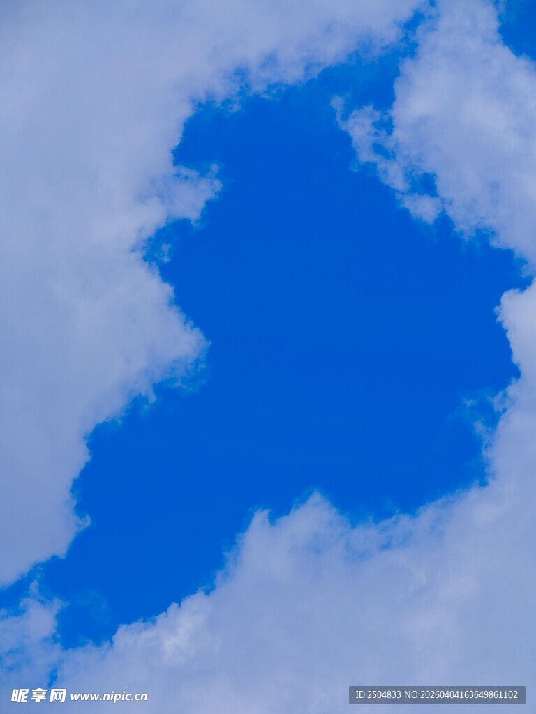 蓝天中的独特云朵形状