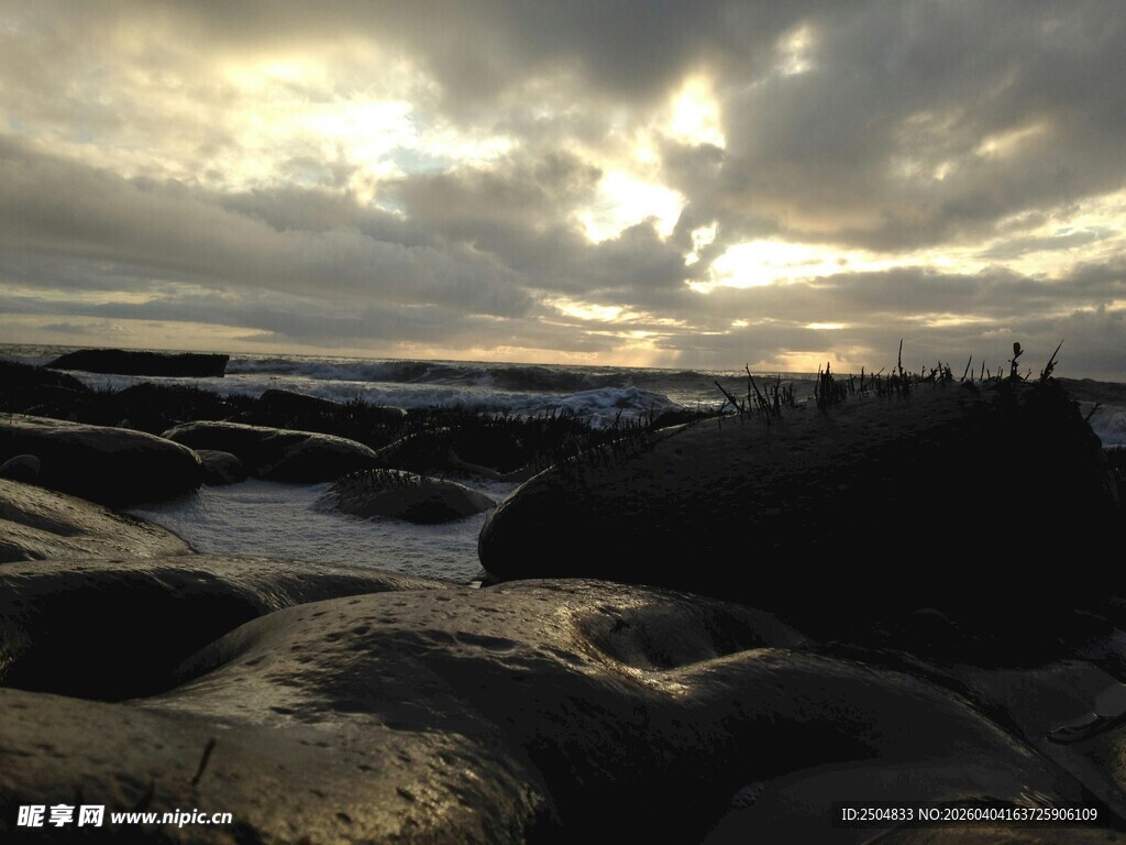 海边日落时的礁石景观