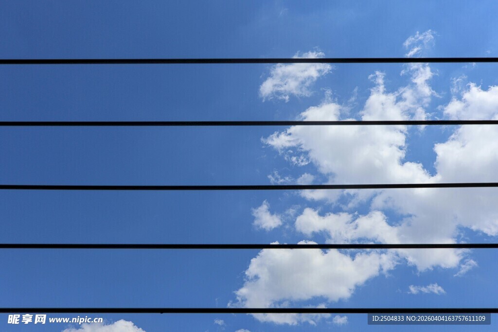 蓝天下的电线与白云