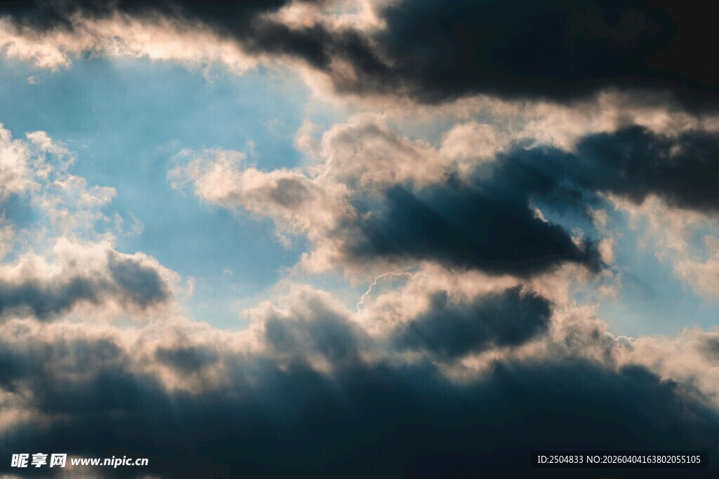 天空中厚重云层与蓝天