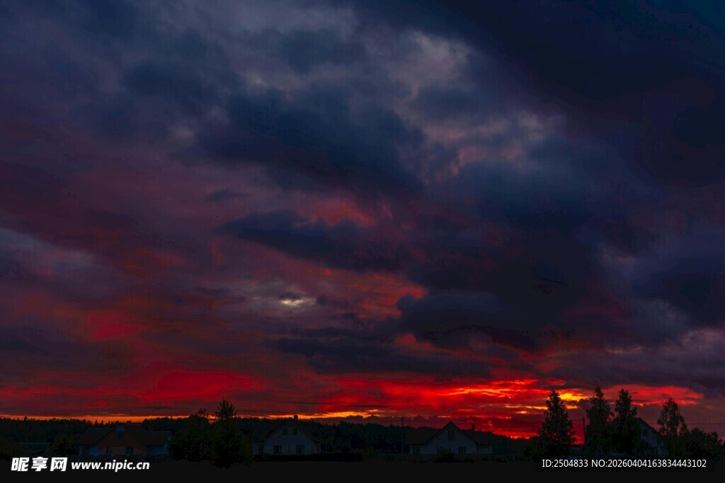 壮丽晚霞中的城市天际线