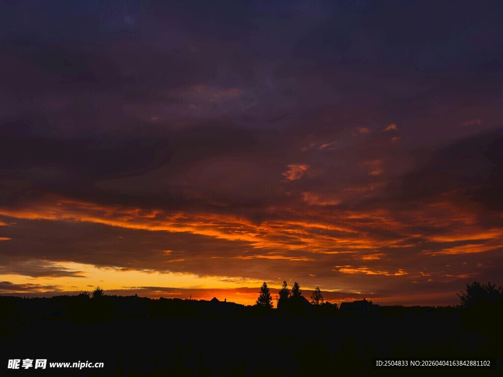 日落时分的绚烂天空