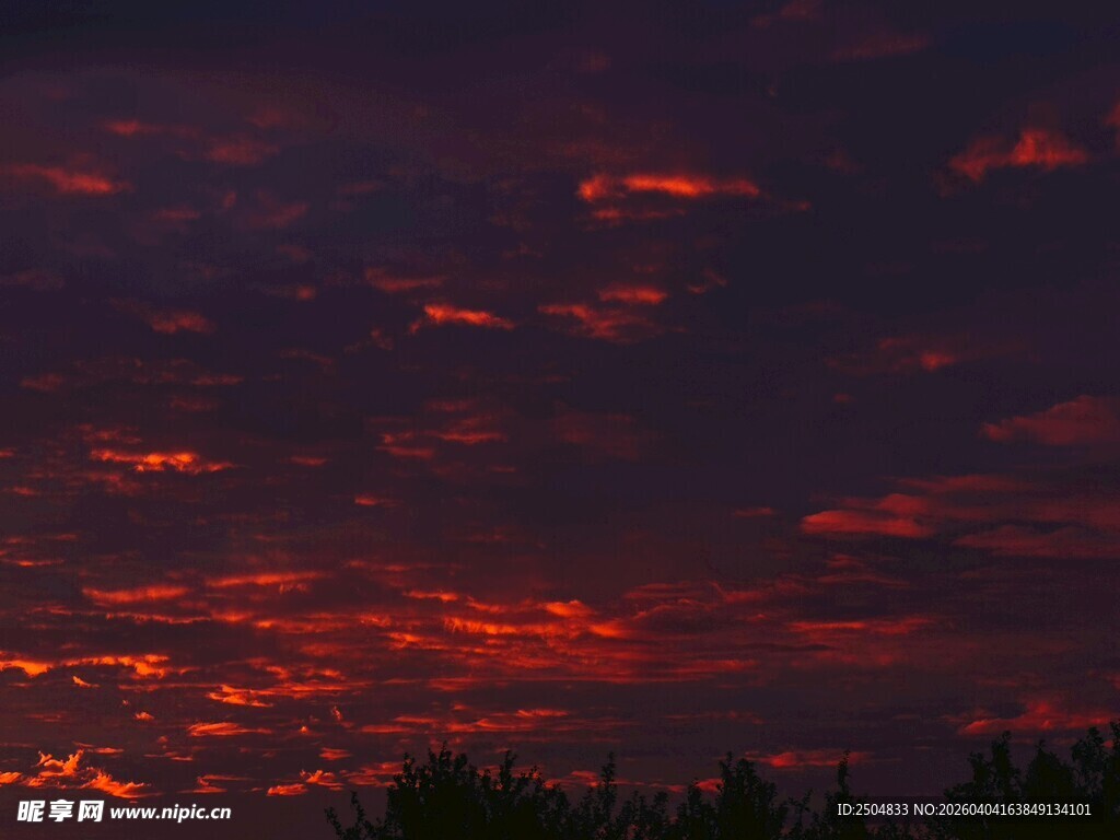 日落时分的绚烂云霞