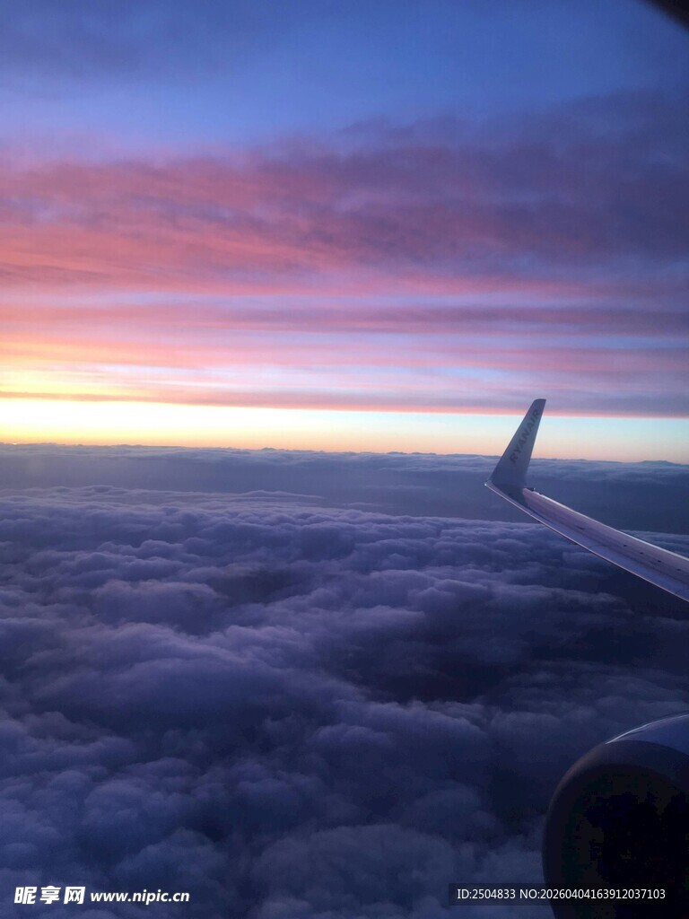 机窗外的绚丽云海日出